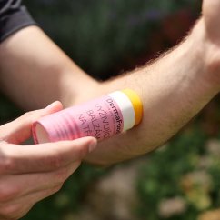 Jednoduchá aplikace balzámu na pokožku se sklony k ekzému, suchosti, svědění či psoriáze.